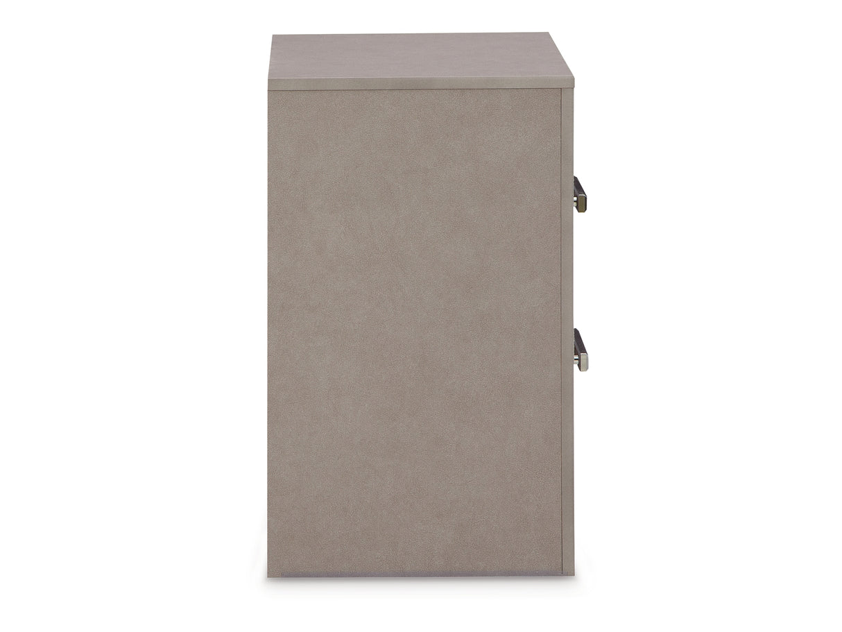 Surancha Gray Queen Poster Bed, Dresser, Mirror And 2 Nightstands