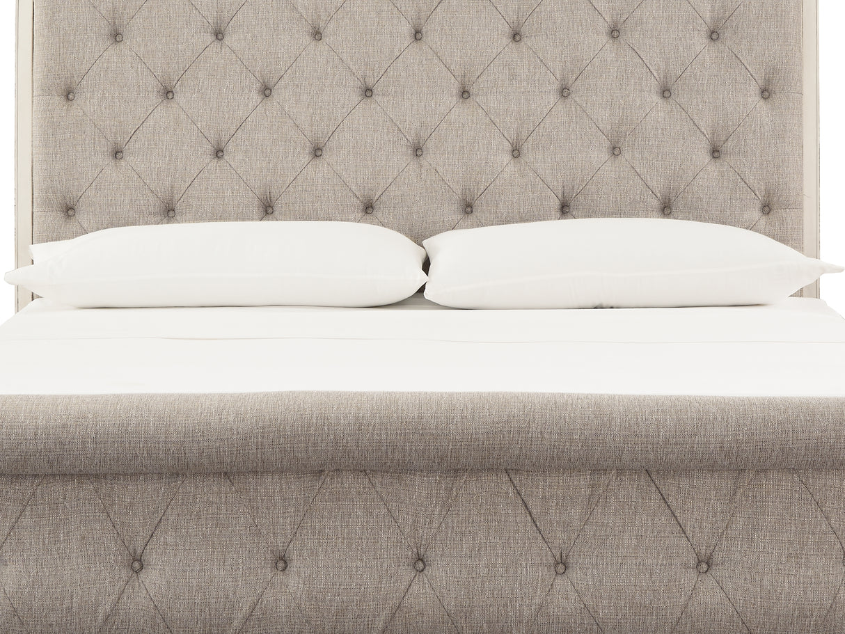 Realyn Chipped White Queen Sleigh Bed