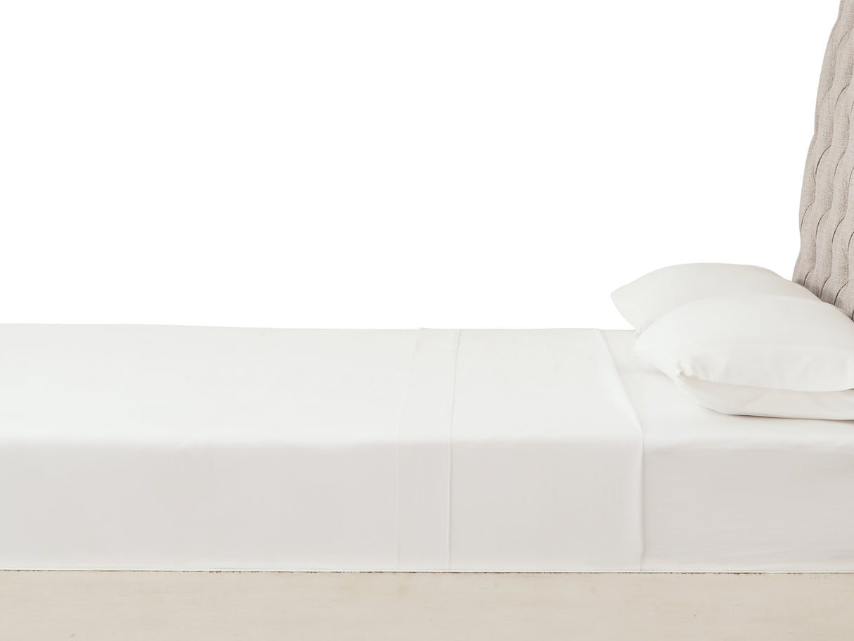 Realyn Chipped White Queen Sleigh Bed