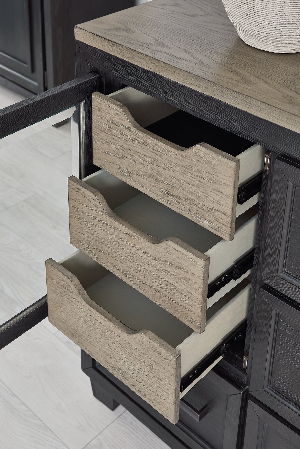 Foyland Black/Brown Dresser