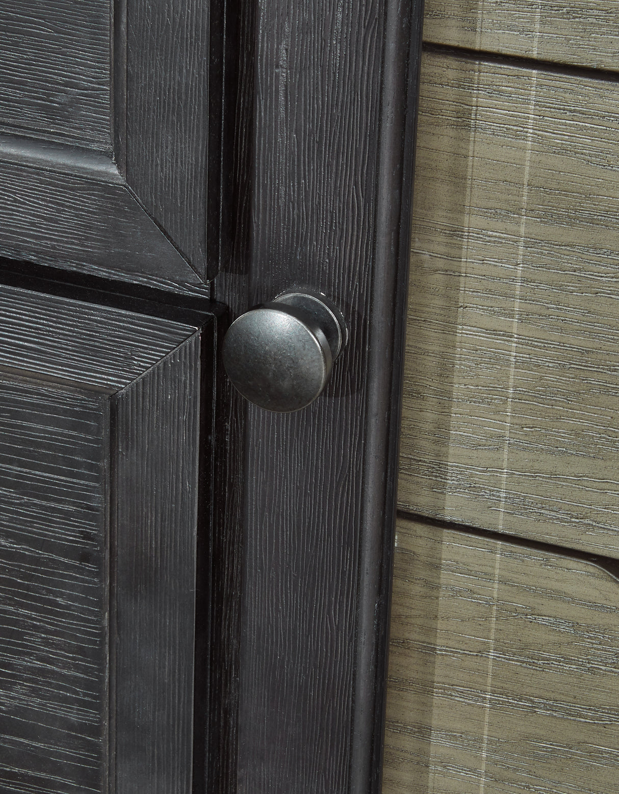 Foyland Black/Brown Dresser