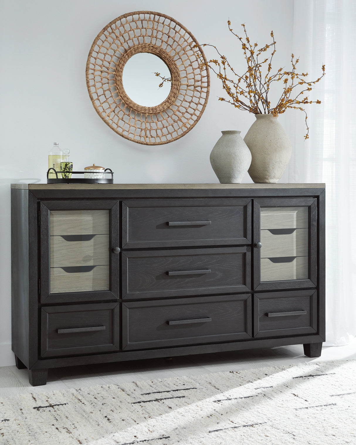Foyland Black/Brown Dresser