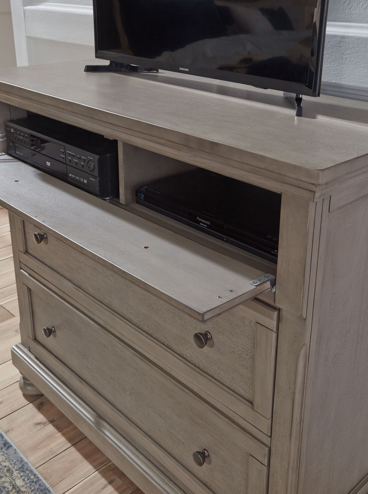 Lettner Light Gray Sleigh Bedroom Set