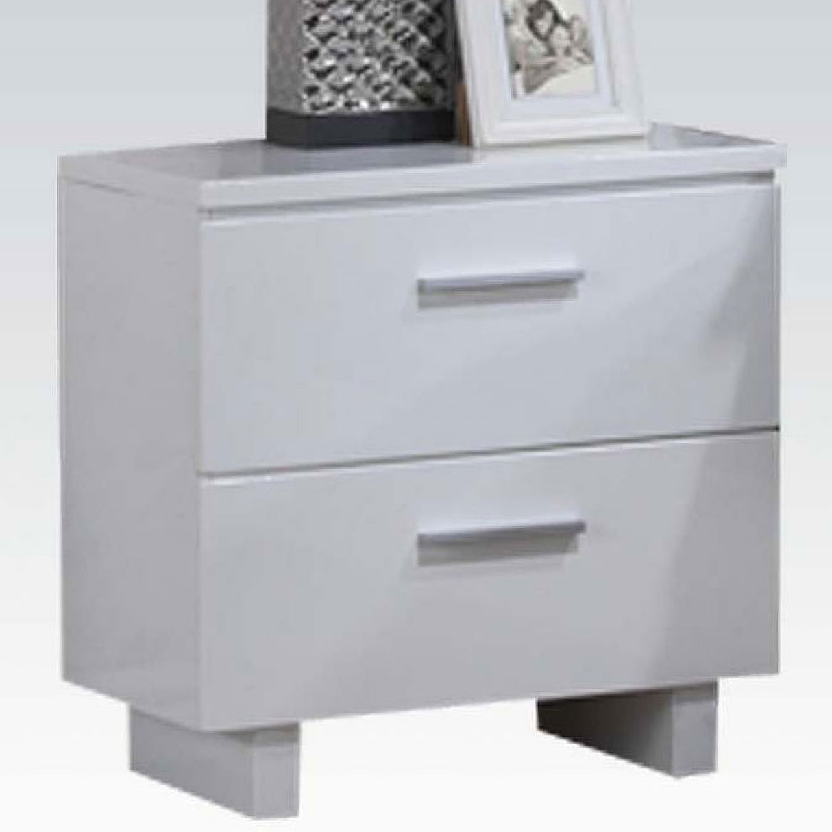 Lorimar Platform Bedroom Set In White