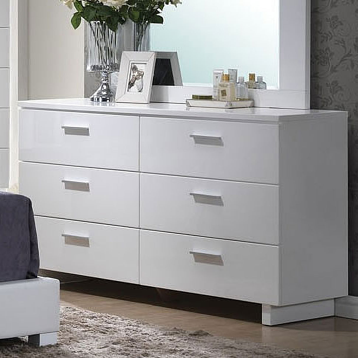 Lorimar Platform Bedroom Set In White