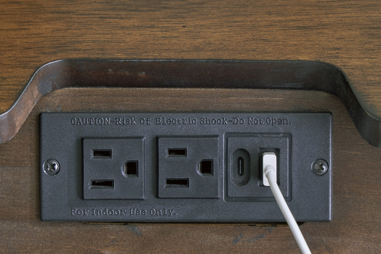 Lyncott Bedroom Set In Brown