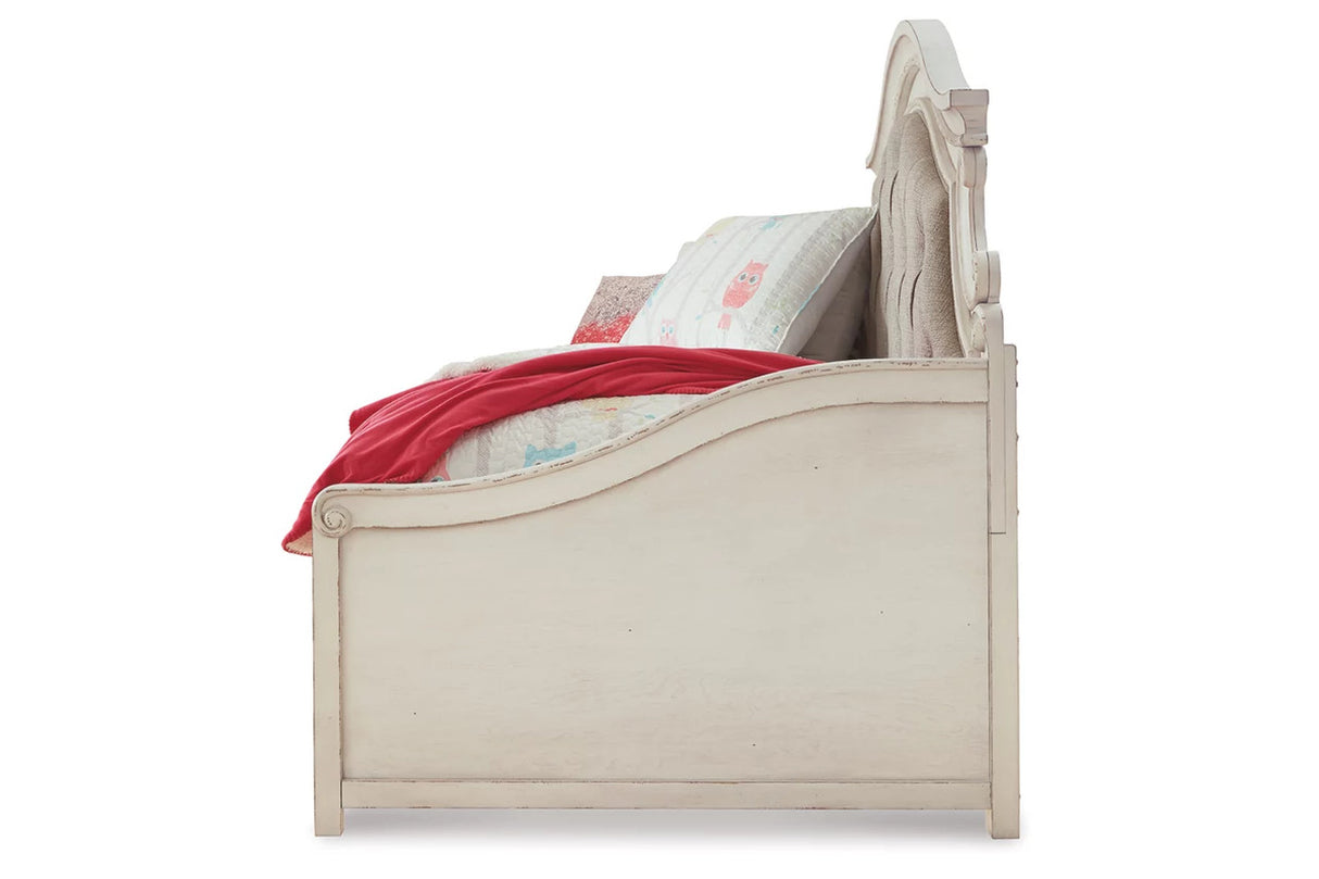 Realyn Youth Bedroom Set In Chipped White