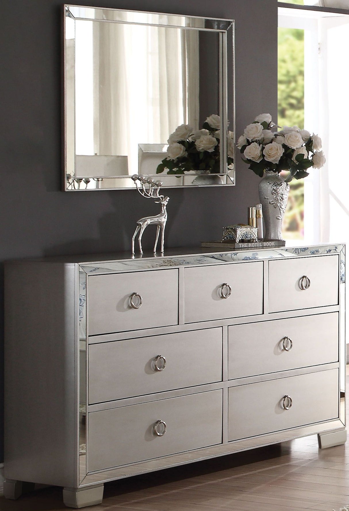 Voeville II Platinum Bedroom Set