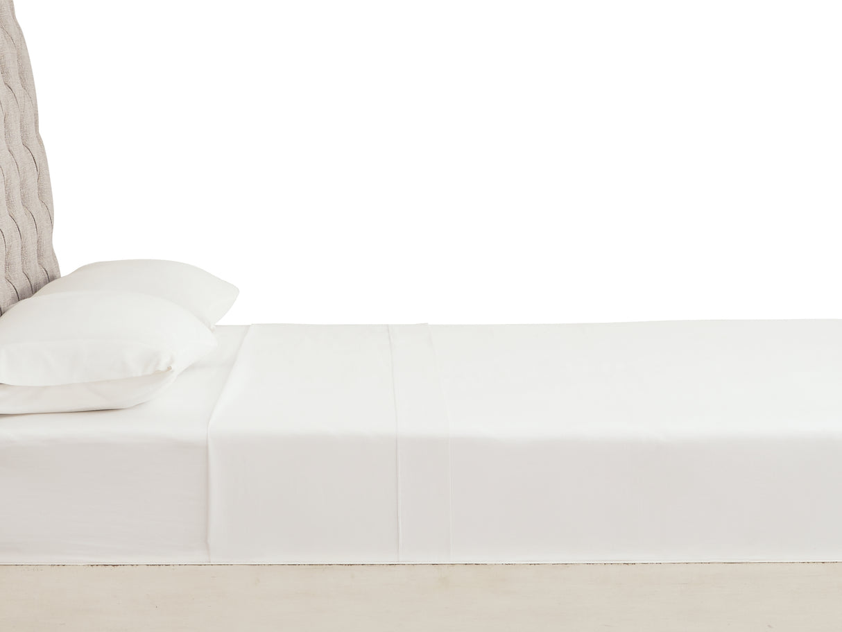 Realyn Chipped White Queen Sleigh Bed