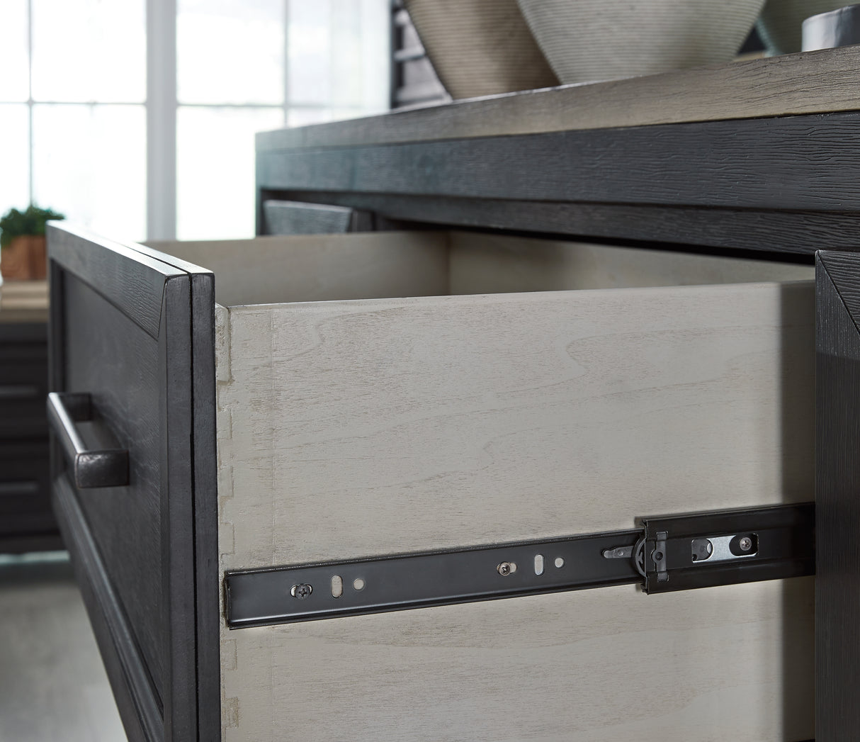 Foyland Black/Brown Dresser