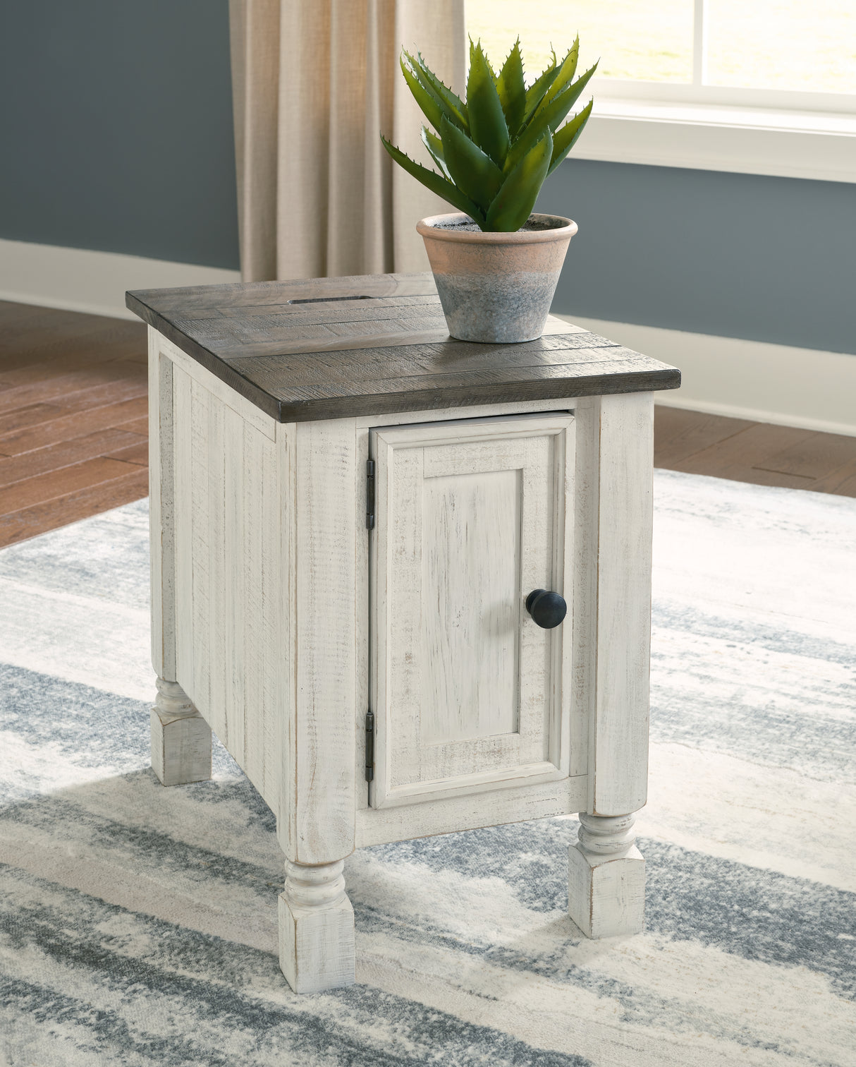 Havalance White/Gray Chairside End Table
