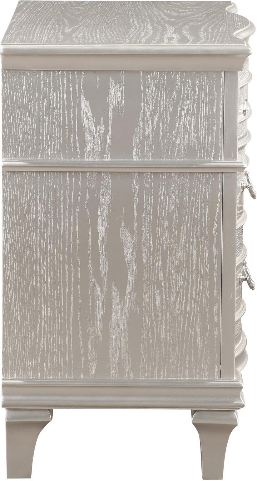 Evangeline Silver And Ivory Tufted Upholstered Platform Bedroom Set