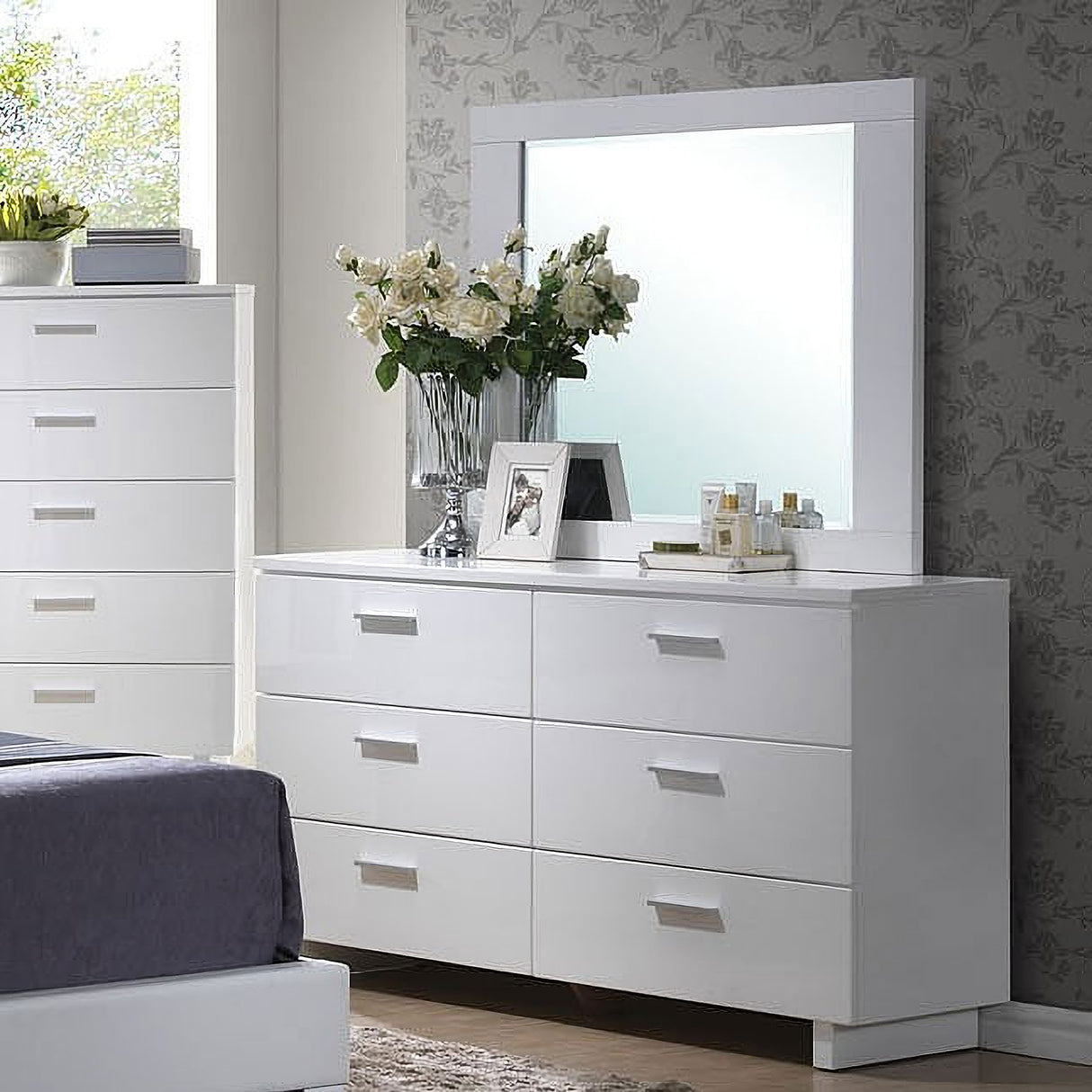 Lorimar Platform Bedroom Set In White