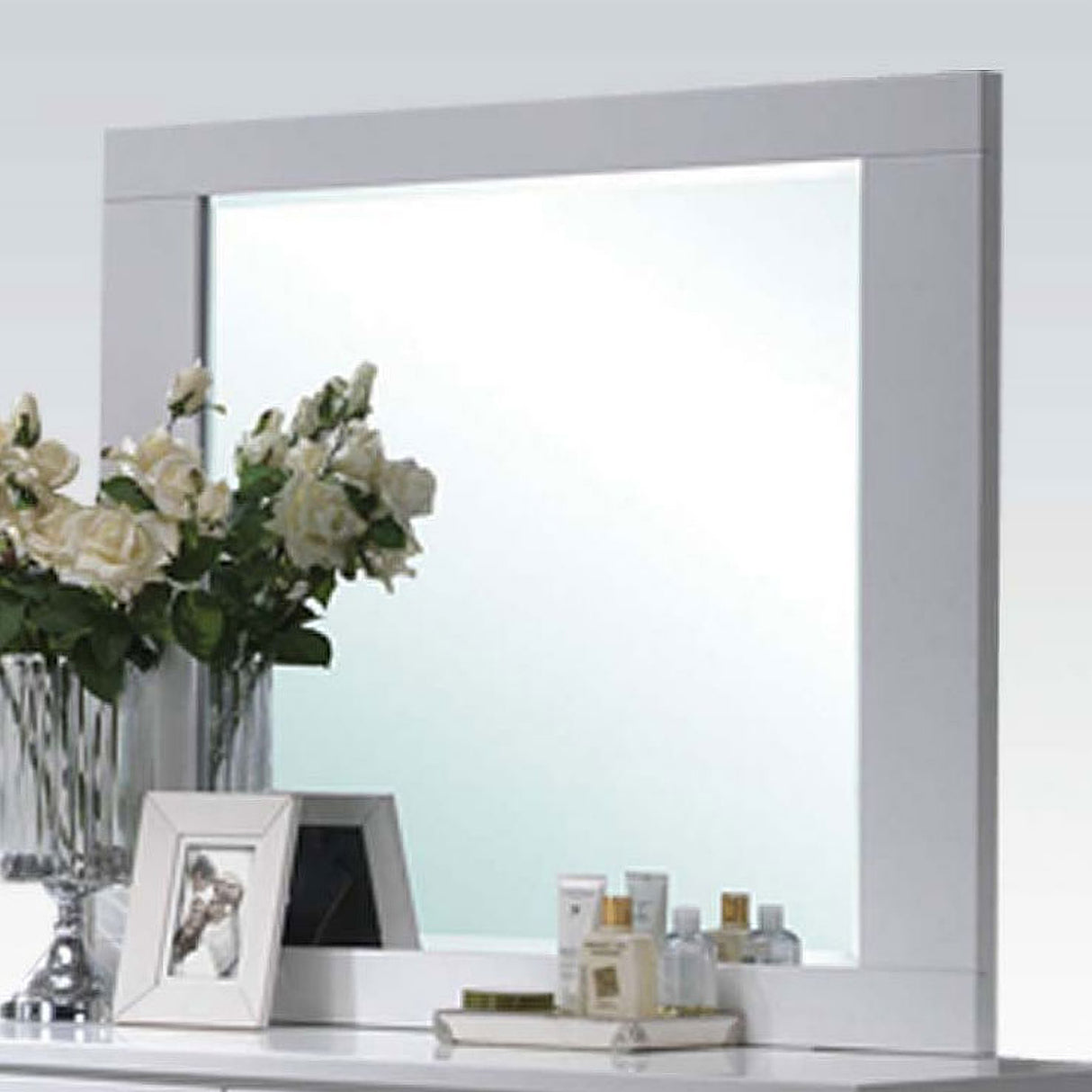 Lorimar Platform Bedroom Set In White