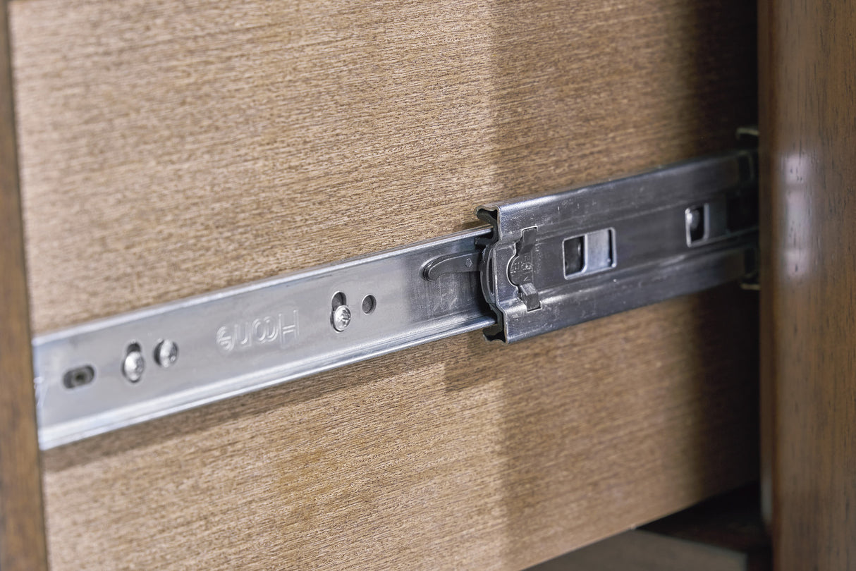 Lyncott Bedroom Set In Brown